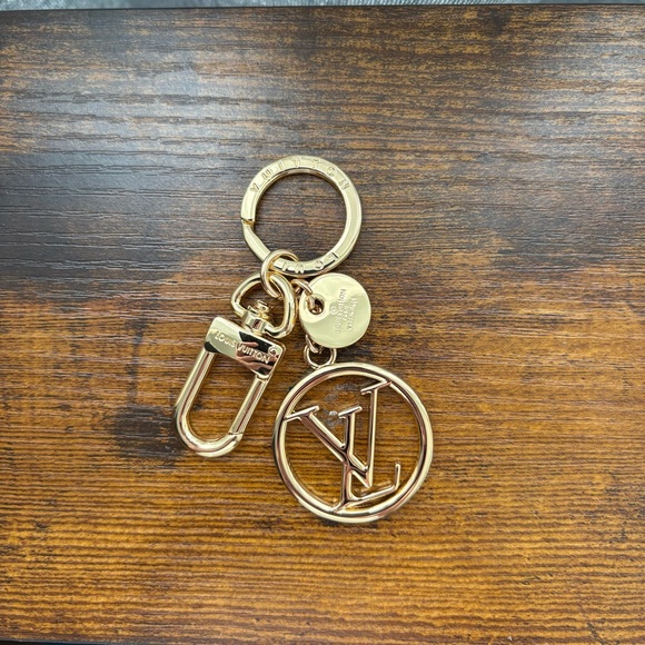 Louis Vuitton Gold Logo Keyring - Picture 1 of 5